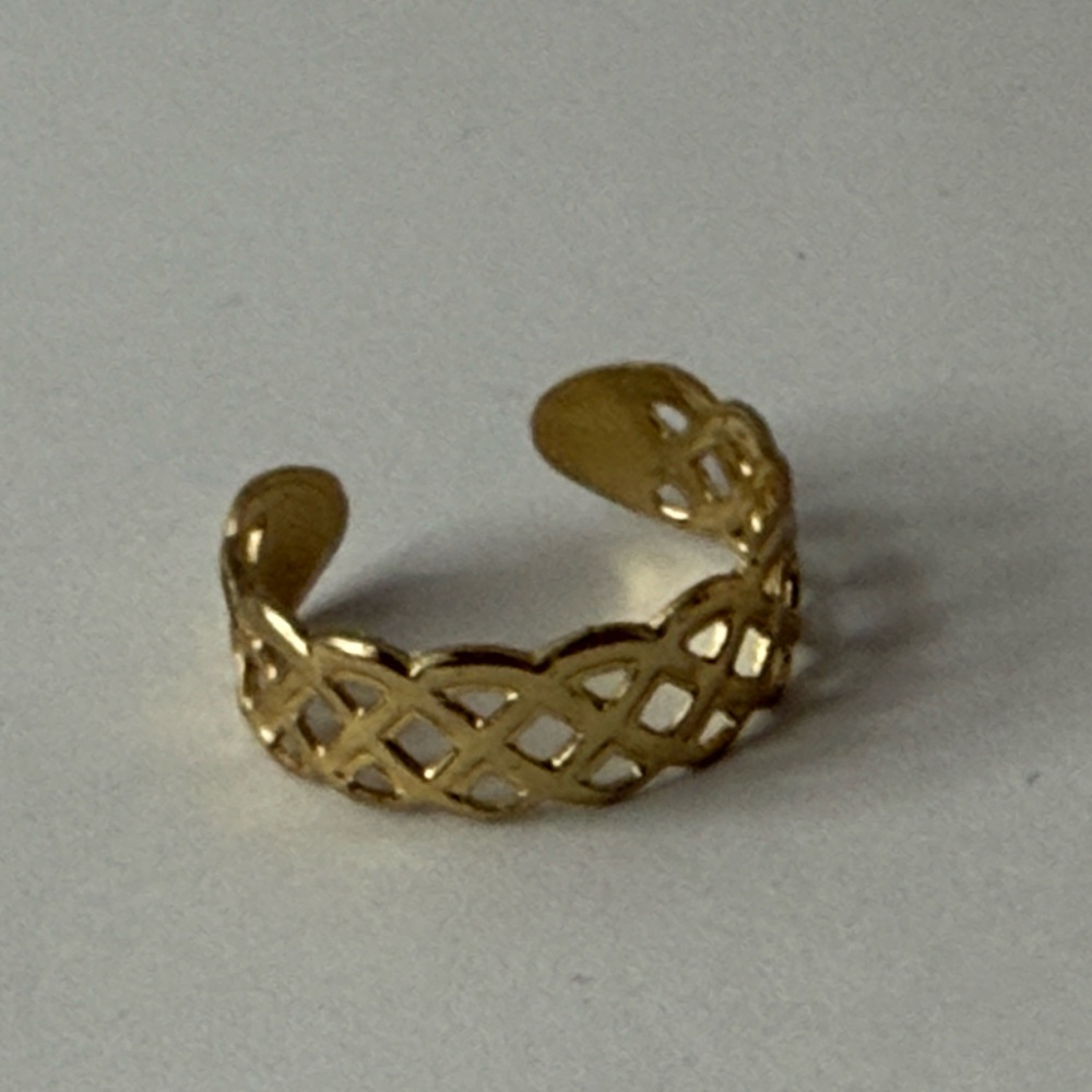 Elegant Gold Celtic Knot Ring